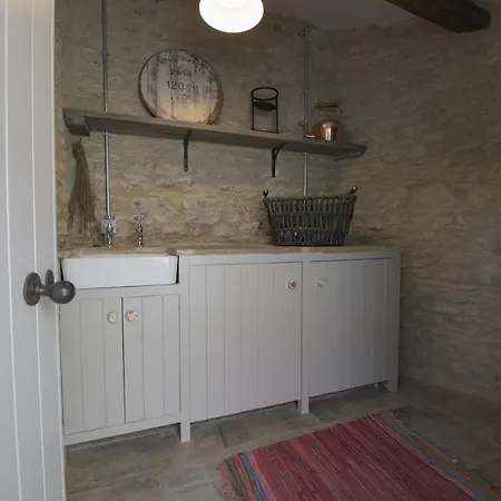 Pond بيت للعطل